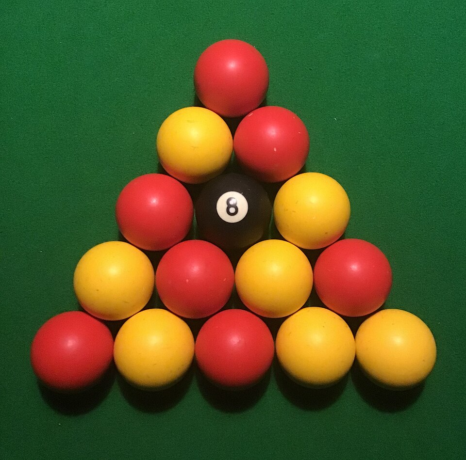 Triangle de billes rouges et jaunes avec la noire au centre
